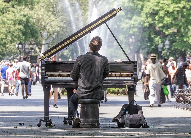 Klavierspieler in der Fußgängerzone